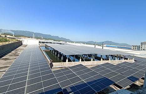 广东奥钢建科的装配式建筑产业基地更是利用屋顶的光照资源，打造2.4MW工商业光伏电站，采用16台英威腾光伏专为工商业光伏项目打造的XG136KTR-X三相并网逆变器，于2022年9月14日成功并网。