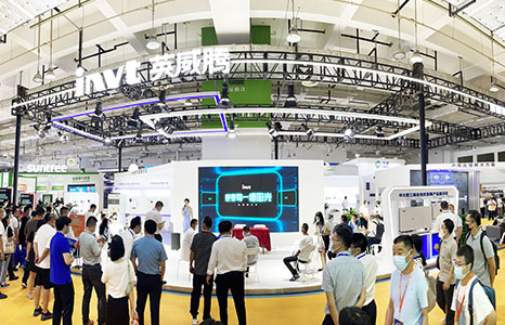 7月23日，2022第17届国际太阳能利用大会暨展览会（SUCE）在济南国际会展中心盛大开幕。SUCE作为光伏行业极具影响力的盛会，汇集了来自全国各地的优秀光伏企业参展，展会第一天即吸引了上万名观众。英威腾光伏作为专业的光伏逆变器制造商，亮相SUCE。
