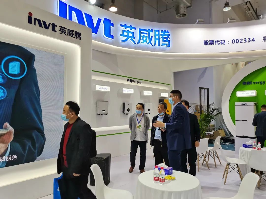 英威腾光伏在济南光伏展SUCE为客户介绍光伏逆变器